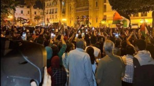 شارع الحبيب بورقيبة : متظاهرون يطالبون بطرد سفير فرنسا