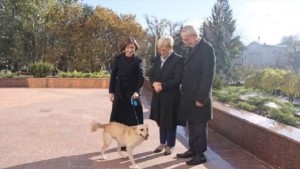 خلال زيارة رسمية: كلب الرئيسة المولدافية يعض رئيس النمسا