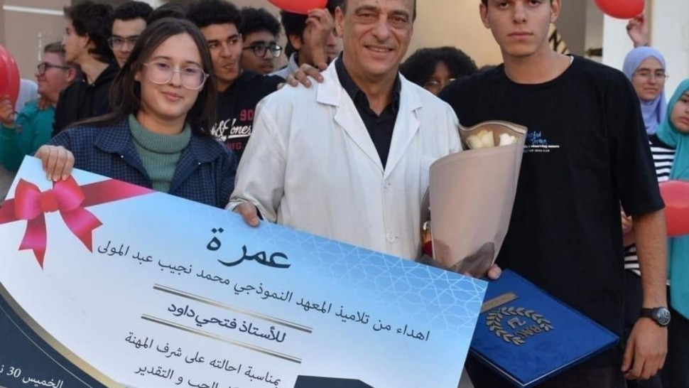 صفاقس : أستاذ يحظى بعمرة هدية من تلاميذه يوم التقاعد
