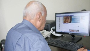 كثرة استخدام وسائل التواصل الاجتماعي تعد من عوامل اختطار الاضطرابات المعرفية لكبار السن