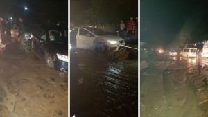 جندوبة: الحماية المدنية تتدخل وتزيح السيارات من وسط الطريق اثر الأمطار