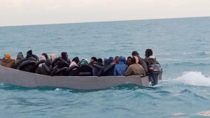 إنقاذ 51 شخصاً إثر غرق قارب مهاجرين قبالة السواحل اللبنانية