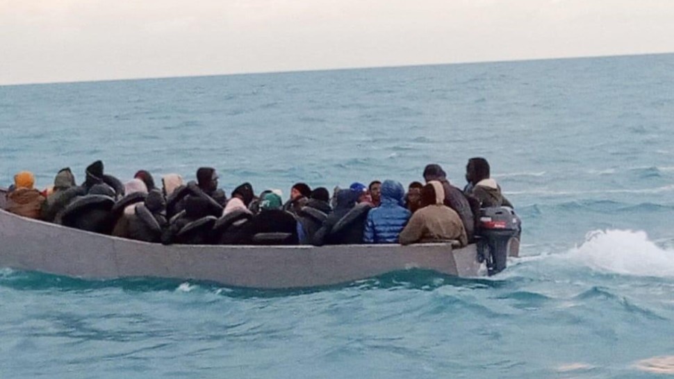 إنقاذ 51 شخصاً إثر غرق قارب مهاجرين قبالة السواحل اللبنانية