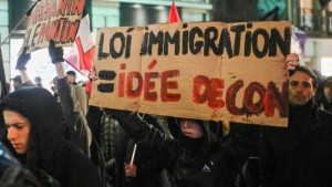 منتدى الحقوق الاقتصادية والاجتماعية: قانون فرنسا الجديد للهجرة يعزز الكراهية والتمييز ضد المهاجرين