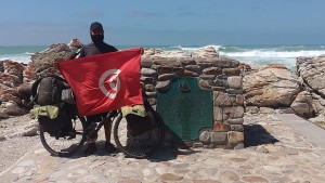 في رحلة دامت سنة كاملة ..رحالة تونسي يصل الى آخر نقطة في افريقيا