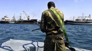 البحرية الهندية تراقب سفينة مختطفة قرب سواحل الصومال