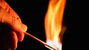 المرسى: شاب يُضرم النار بمنزلهم بعد رفض والديه تسليمه المال من أجل "الحرقة"