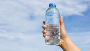 دراسة:قارورة المياه  يمكن أن تحتوي على ربع مليون قطعة من البلاستيك