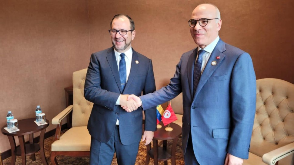 قمة دول عدم الانحياز: وزير الخارجية يلتقي نظيره الفينزويلي ويتلقى دعوة لزيارة فينزويلا