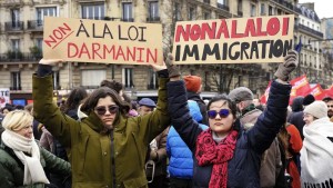 فرنسا تنشر قانون الهجرة الجديد وتدعو إلى تطبيقه