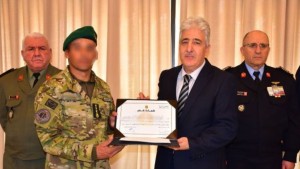 وزير الدفاع الوطني يكرّم العسكريين المشاركين في القضاء على عناصر إرهابية بمرتفعات القصرين