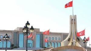 البارومتر العربي: ''رغم قمع المعارضة..لا يرى التونسيون أن ثمة انحسار كبير في حقوقهم السياسية''