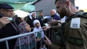 الاحتلال يمنع مئات الفلسطينيين من دخول القدس