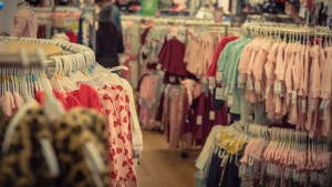 غرفة تجارة الأقمشة و الملابس تدعو إلى منح تخفيضات تلقائية على ملابس الأطفال