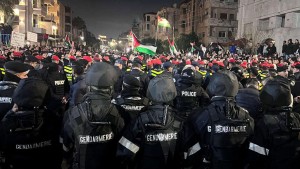 الشرطة الأردنية تمنع مسيرة أمام السفارة الإسرائيلية باستعمال  الغاز المسيل للدموع