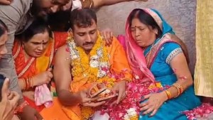 رجل هندي يهدي والدته حذاء من جلده