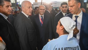 سعيد يدعو لانتداب عمال المناولة بشركة الخطوط التونسية للخدمات الأرضية