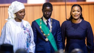 بحضور زوجتيه.. رئيس السنغال الجديد باسيرو ديوماي فاي يؤدي اليمين