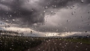 طقس الليلة : أمطار متفرقة و رياح قوية