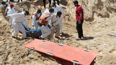 السلطات الفلسطينية تدعو لتحقيق بشأن مقابر جماعية في مستشفيين بغزة