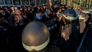 الشرطة تعتقل عشرات المحتجين المؤيدين للفلسطينيين في مداهمة لجامعة كولومبيا
