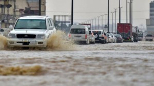 أمطار غزيرة تغلق المدارس وتغمر الطرقات في السعودية