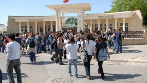 صفاقس: أساتذة التعليم الثانوي ينفذون وقفات إحتجاجية بجميع الإعداديات والمعاهد