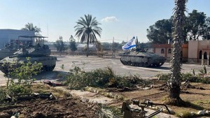 غزة: دبابات الاحتلال تطوق النصف الشرقي من مدينة رفح