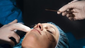 جراحة التجميل في تونس تستقطب سنويا أكثر من 30 ألف زائر أجنبي