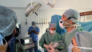 لأول مرة في تونس .. نجاح عملية استئصال ورم كبير من قاع الجمجمة باستعمال المنظار