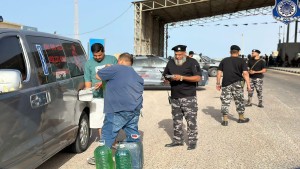 الداخلية الليبية: ممنوع نقل الوقود عند السفر من ليبيا والاكتفاء بخزان وقود السيارة الخاصة