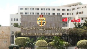 ألماني يقوم بسكب 'ماء الفرق' على طالب تونسي ..وزارة الخارجية تقدم التفاصيل