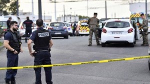 وزير الداخلية الفرنسي: إصابة شرطي في هجوم بسكين بباريس