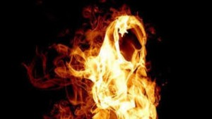 الكاف : امرأة تضرم النار في جسدها