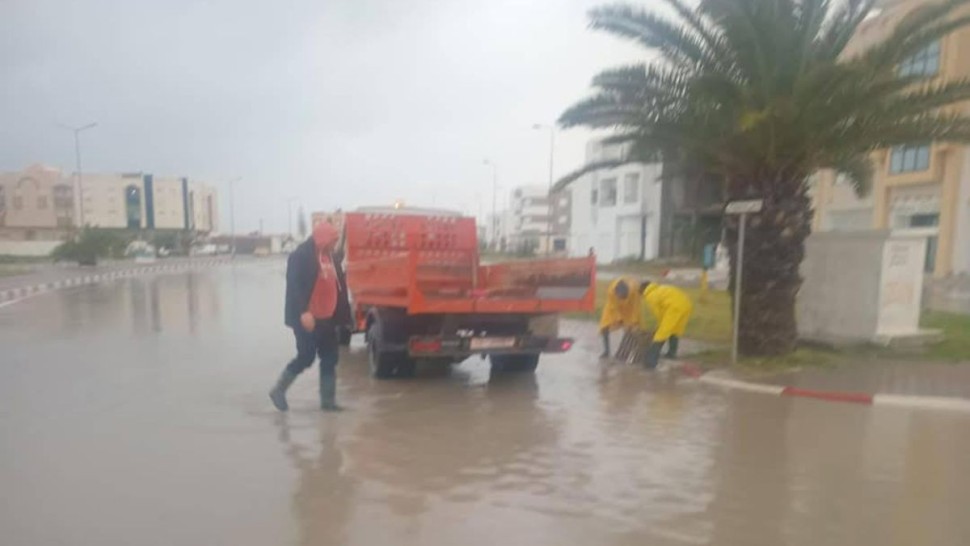 سوسة : أمطار غزيرة تتسبب في جريان الأودية و انقطاع الطريق الجهوية رقم 35