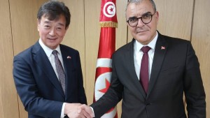 وزير الاقتصاد يلتقي بسفير اليابان بتونس