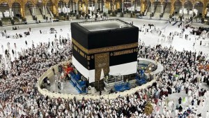 رفع كسوة الكعبة استعدادا لموسم الحج