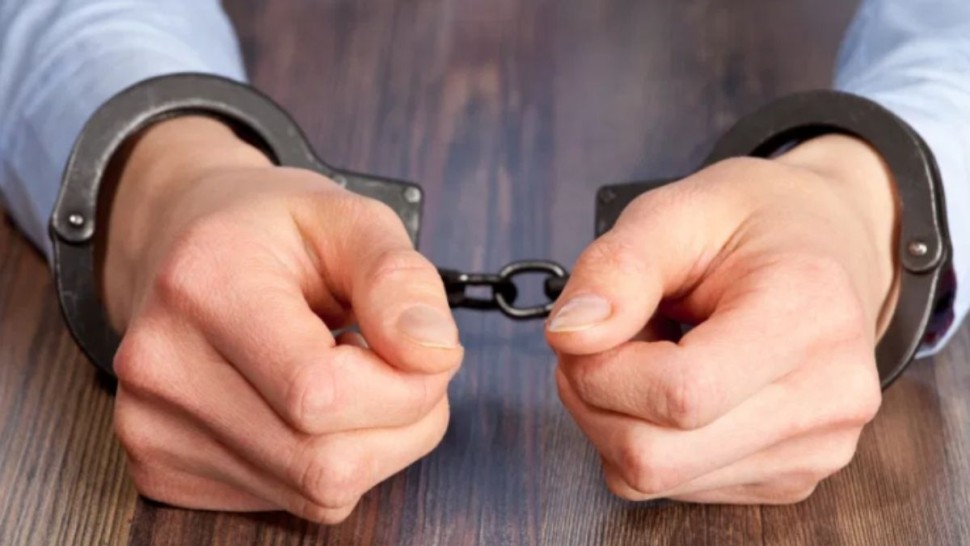 القبض على منحرف سلب طبيبا بمستشفى الرابطة حاسوبه وامواله