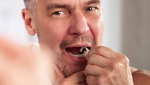 ابتكار خيط أسنان قد يساعد على اكتشاف السرطان وقياس مستوى التوتر