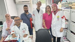 أعوان وإطارات مستشفى قرمبالية يحملون الشارة الحمراء