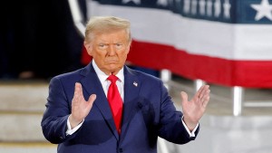 ترامب :  يجري نقل موظفين أمريكيين من الشرق الأوسط لأنه قد يكون مكانا خطيرا