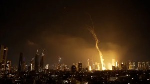 دمار وعشرات المصابين جراء الهجوم الإيراني على تل أبيب