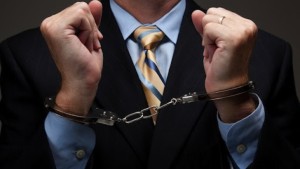 الإطاحة برجل أعمال معروف محكوم في ملف التآمر بصدد الهروب