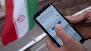 إيران تحظر على المسؤولين استخدام الأجهزة المتصلة بالشبكات