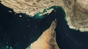 ناقلات نفط تغير مسارها قبل الوصول إلى مضيق هرمز أو تتوقف مؤقتا