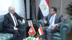 وزير الصحة ونظيره المصري يبحثان تعزيز الشراكة في صناعة الأدوية والسياحة العلاجية والاستشفائية