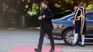 زيلينسكي يجري تعديلات على ملابسه بعد انتقادات أميركية