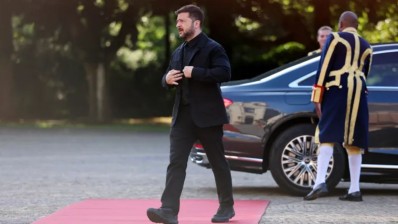 زيلينسكي يجري تعديلات على ملابسه بعد انتقادات أميركية
