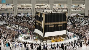 استبدال كسوة الكعبة مع بداية العام الهجري الجديد (فيديو)