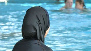 وزارة السياحة: يمنع على مسؤولي النزل ووكالات الأسفار التدخل في لباس المصطافين